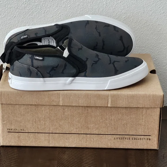 Oakley men's Slipons size 11 - Picture 2 of 4